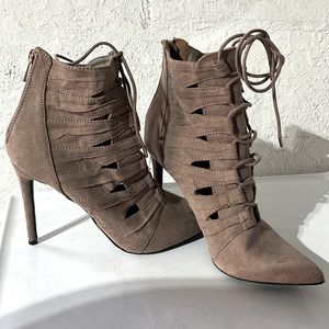 Hi, I am selling these tan closed toed heals. No issues, Size 10